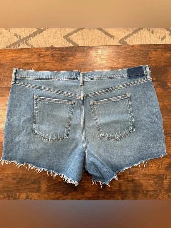 A&F Mom Short - Picture 3 of 3